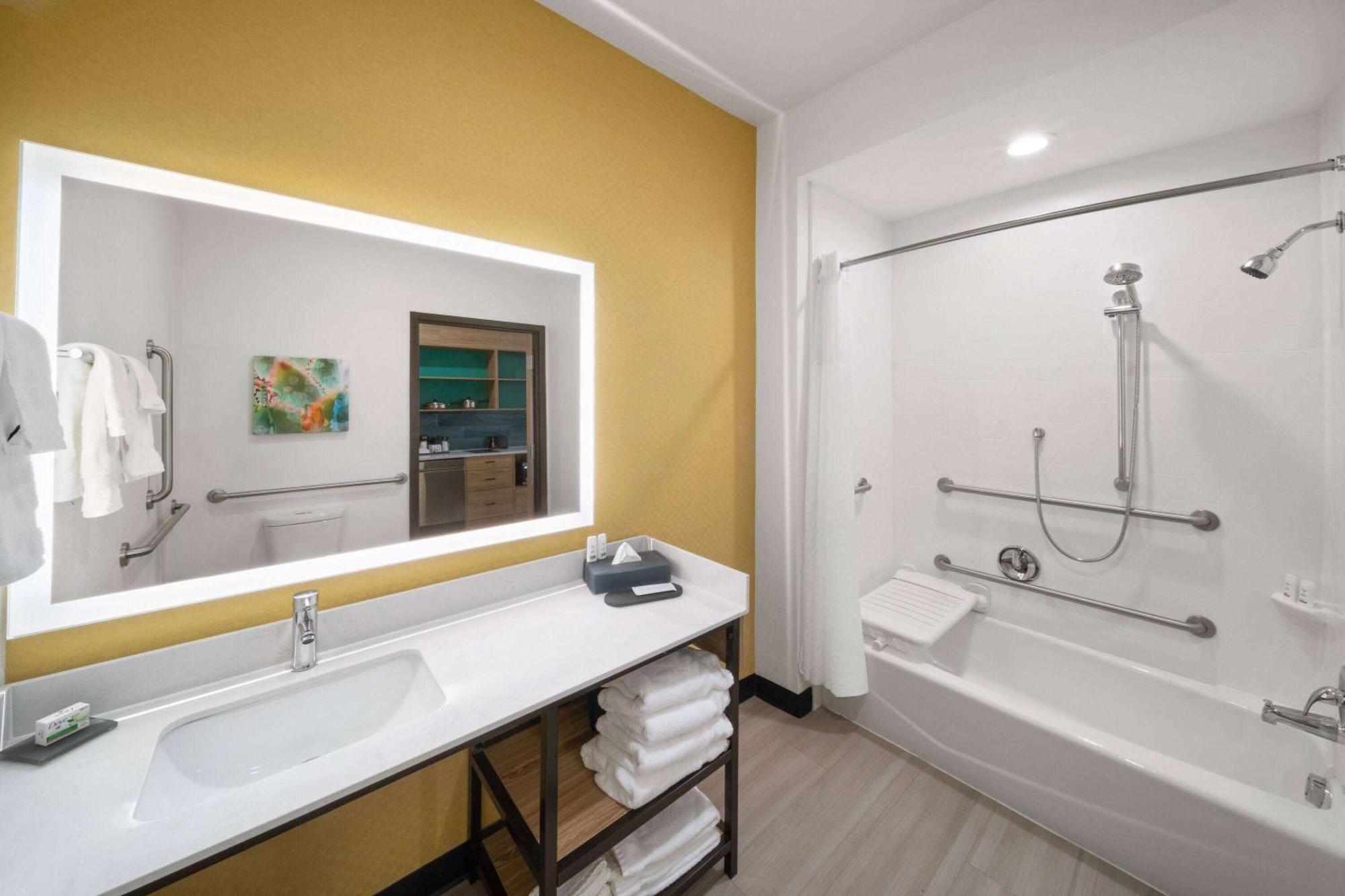 La Quinta & By Wyndham East Loop-375 Hotel