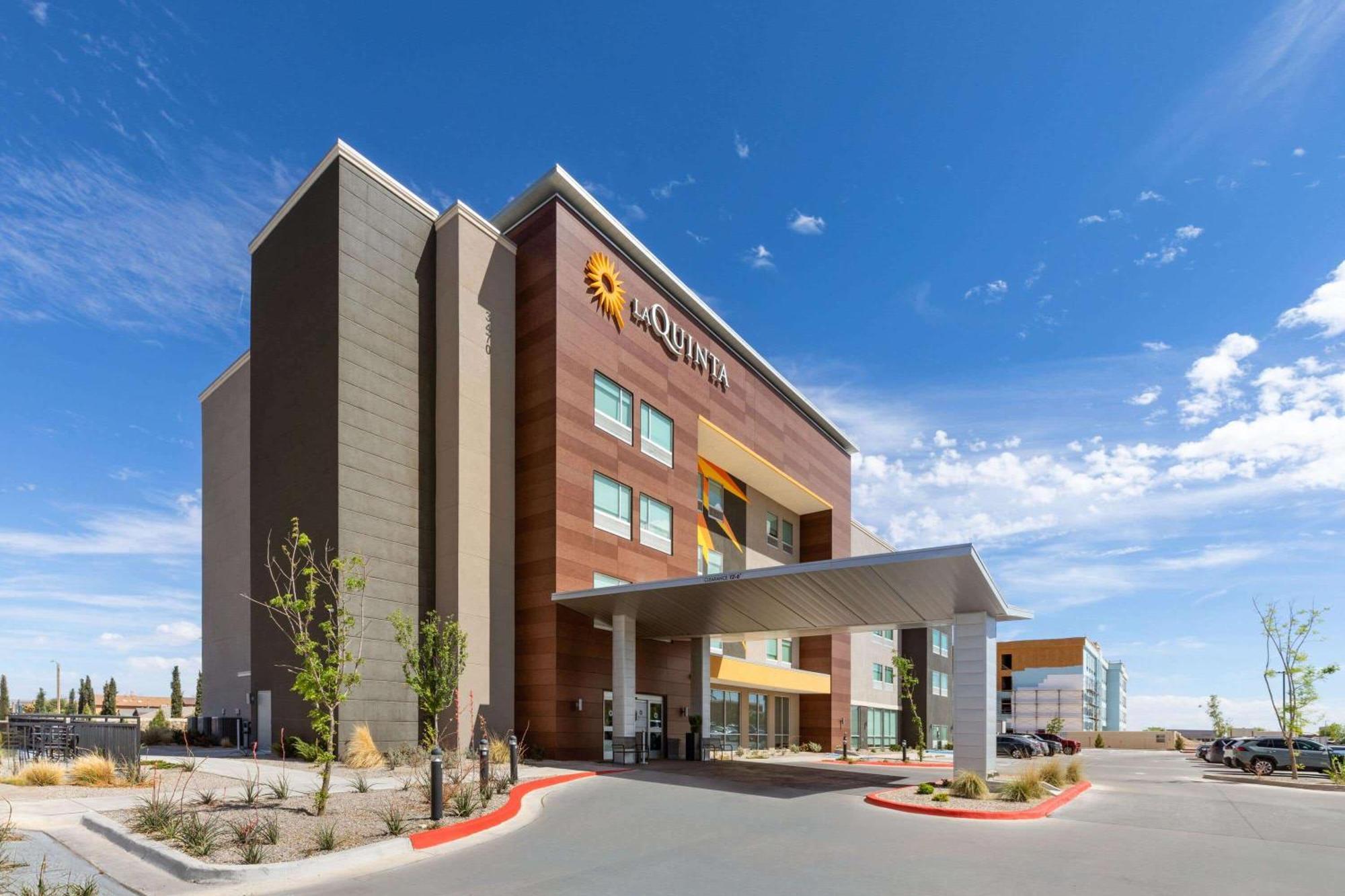 La Quinta & By Wyndham East Loop-375 2*
